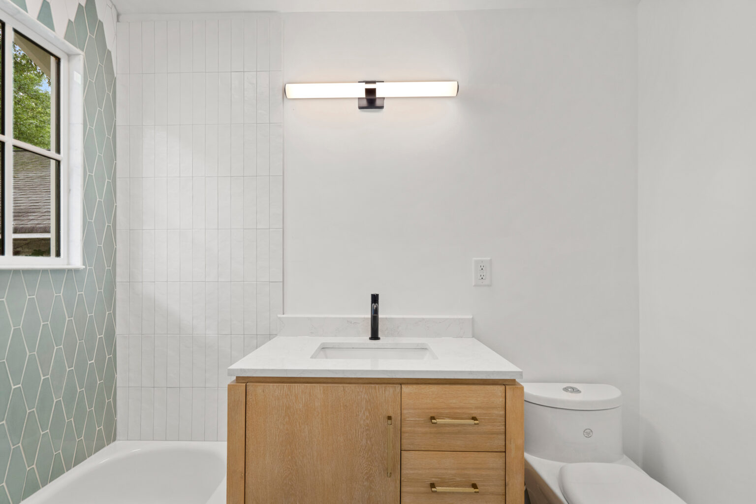 1112 Kirkwood Ave NE — Hall Bath